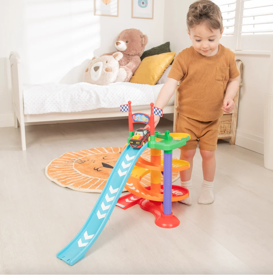 برج السيارات الحلزوني بإضاءة وصوت